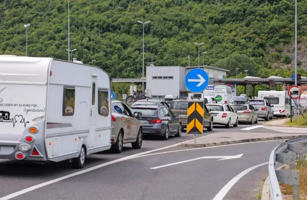 Na mejnem prehodu Dragonja so se v soboto dopoldne nabirala 
vozila, namenjena na Hrvaško.