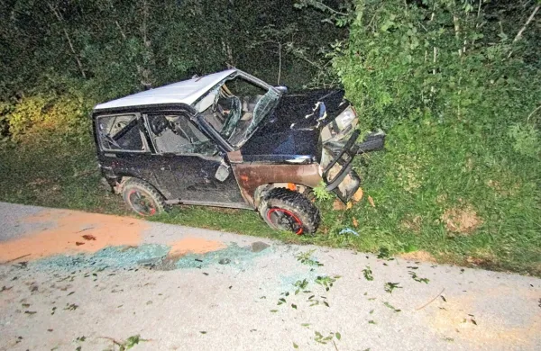 Gasilci so  s tehničnim posegom  prišli do voznika in ga predali 
reševalcem, nato pa so vozilo postavili na kolesa. 