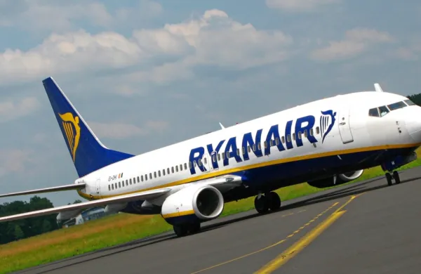V Berlinu je v nedeljo zvečer zasilno pristalo letalo družbe Ryanair, 
ki je bilo na poti iz Dublina v Krakov. Po poročanju nemških 
medijev  naj bi bila v ozadju grožnja z bombo.