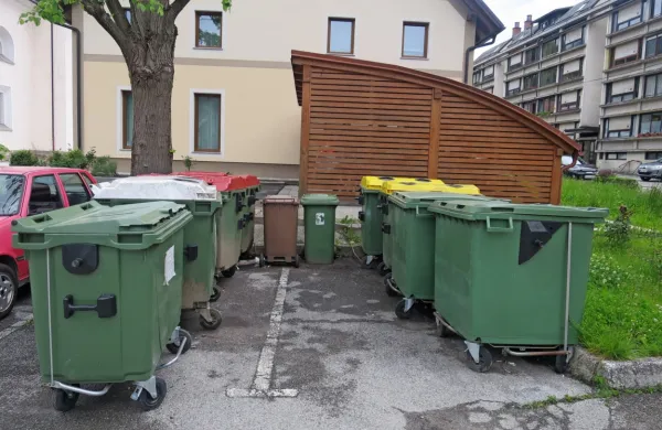 Ker so svetniki   štirikrat zavrnili podražitve odvoza odpadkov za 41 centov na občana na mesec, bo Cerkno ostalo bodisi brez odvoza 
odpadkov bodisi  brez kakšne nujne naložbe.