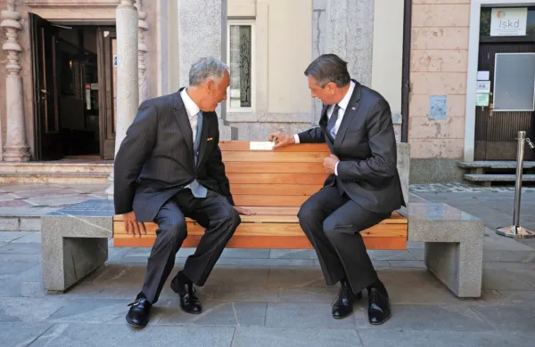 Portugalski predsednik Marcelo Rebelo de Sousa in slovenski 
predsednik Borut Pahor sta danes obiskala Kranj, kjer  sta pred 
Prešernovim gledališčem na Glavnem trgu odkrila klop prijateljstva.  