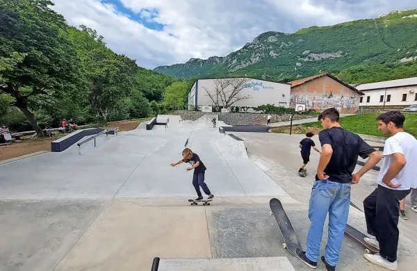 Ajdovski mestni rolkarski park privablja  rolkarje od blizu in 
daleč.