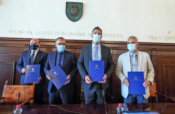 Župani občin slovenske Istre so danes v Pretorski palači podpisali 
odlok o ustanovitvi skupne občinske uprave, ki so ga potrdili 
občinski sveti vseh štirih občin.