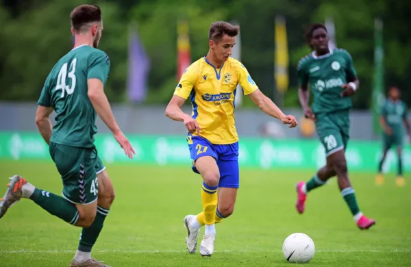 Mihail Caimacov (v sredini) bo verjetno tudi danes eden od 
ključnih koprskih nogometašev.