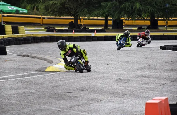 V članskem razredu minimoto sta vrh krojila Primorca Jan Poropat 
in Tadej Maver Guštin (v ospredju).