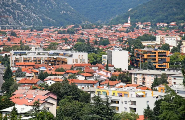 Novogoriška občina s svojimi aktivnostmi presega začrtani lokalni 
energetski koncept (LEK), pri čemer izstopajo vlaganja v obnovo 
daljinskega ogrevanja, posodobitev javne razsvetljave in nakup 
električnih vozil za občinsko upravo.