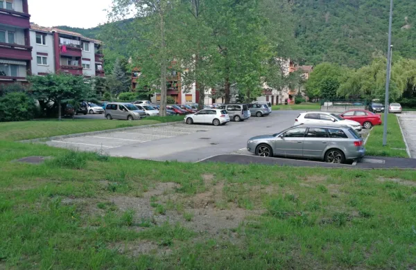 Poleti &scaron;iritev parkiri&scaron;ča na Frnaži