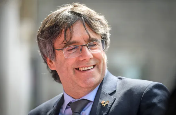 Nekdanji katalonski voditelj Carles Puigdemont (na fotografiji) in 
dva njegova sodelavca v boju za neodvisnost Katalonije imajo 
znova začasno politično imuniteto kot člani Evropskega parlamenta. 