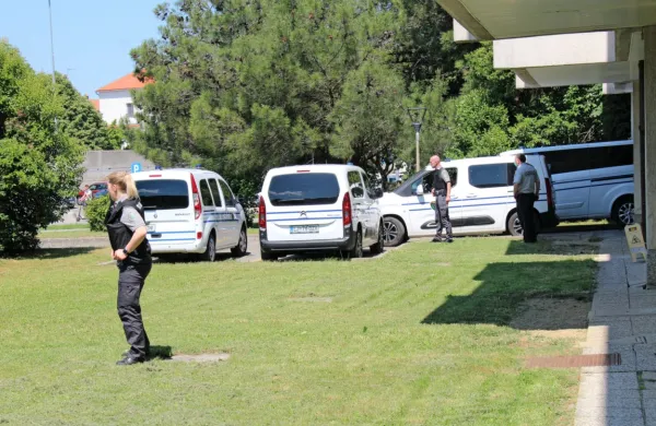 Pravosodni policisti so   zavarovali širše območje koprskega sodišča. 