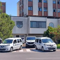 Mimoidoči so se včeraj spraševali, kakšne nevarne osumljence so 
pravosodni policisti pripeljali iz pripora, a je šlo le za vajo. 