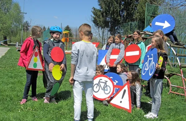 Med učenci, ki so se v tem šolskem letu pripravljali na kolesarske 
izpite, so šolarji z OŠ Prestranek zasedli drugo mesto.  