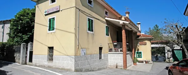 Gostilna Dolenc na Devinščini ne sprejema več gostov ... ker je 
zaprta.