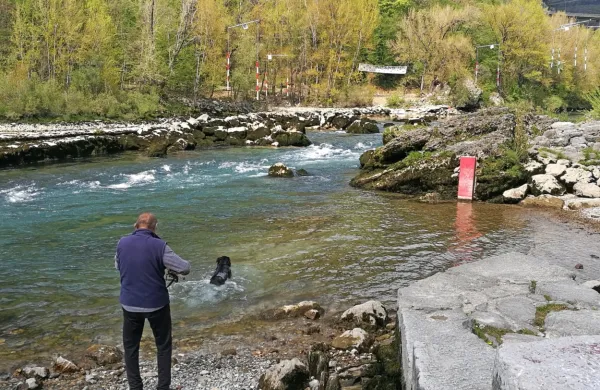 Družba Soške elektrarne Nova Gorica je Mestno občino Nova 
Gorica povabila k sklenitvi sporazuma o ureditvi medsebojnih 
razmerij na kopališču v Sol kanu pred začetkom kopalne sezone.