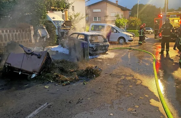 Novogoriški policisti še preiskujejo okoliščine požara, ki je v 
Vrtojbi izbruhnil danes kmalu po četrti uri.