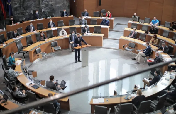 Ob večinski podpori poslancev uzakonjena definicija spolnega nasilja po modelu samo ja je ja
