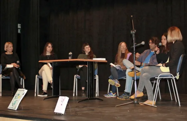 V Ajdovščini so novi izdaji drame tisočdevetstoenainosemdeset 
predstavili vodja projekta Prevajalnica pri JSKD RS Barbara Rigler, 
prevajalki Maja Kenk in Nika Štrus, mentorica Marjeta Drobnič, 
avtor stripa Santiago Martin, dramatičarka Simona Semenič in 
moderatorka Laura Brataševec.
