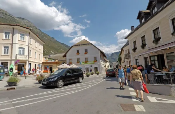Bovški govor govorijo od Predela in Vršiča preko Bovške kotline do 
Srpenice v porečju Soče. Na fotografiji: Bovec.