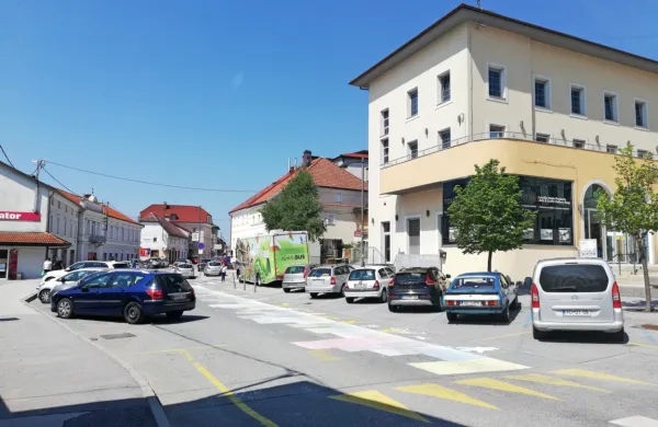Občina bo izgubljena parkirišča nadomestila z novimi, ki jih 
namerava urediti  na območju avtobusne postaje.