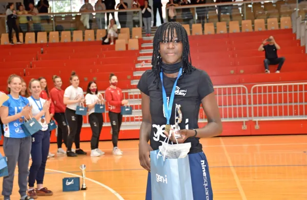  Najboljša igralka zaključnega 
turnirja mladinskega državnega 
prvenstva je bila odbojkarica 
Gen-I Volleyja Fatoumatta Sillah.