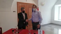 Župan Občine Postojna Igor Marentič je z direkotrjem Kolektorja 
CPG podpisal 2,7 milijona evrov vredno pogodbo za obnovo 
Tržaške ceste. 