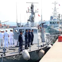 Ob potniški terminal so privezali pet vojaških ladij, v ospredju naš 
hitri patruljni čoln Ankaran. 