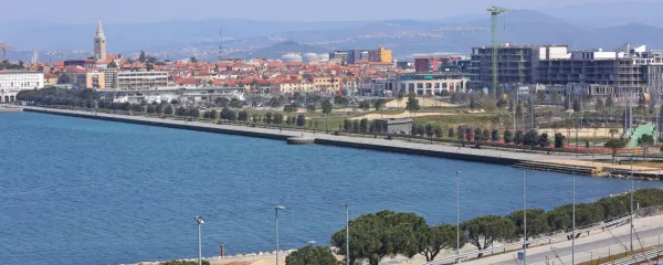 Obalna pot med Žusterno in Koprom je bila od nekdaj privlačna za 
domačine.
