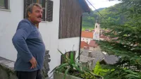 Vsestranski ljubiteljski kulturnik Božan Verbič, ki dan za dnem 
mirno posluša močno zvonjenje s cerkve, je dobil kazen zaradi 
predvajanja precej tišje glasbe za proticovidno spodbudo sokrajanov.