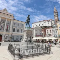 Srce Pirana predstavlja Tartinijev trg s spomenikom slavnemu violinistu Giuseppeju Tartiniju  in renesančnimi stavbami iz beneškega obdobja okrog njega.