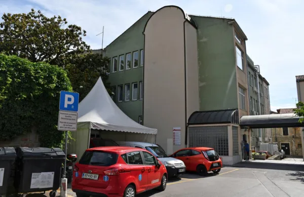 Mobilno identiteto smsPASS, s katero se na portalu zVEM pridobi 
potrdilo o cepljenju, rezultatu testiranja oziroma da ste preboleli 
covid-19, lahko po novem uredite tudi v šotoru pri cepilnem centru 
pred Zdravstvenim domom Koper.