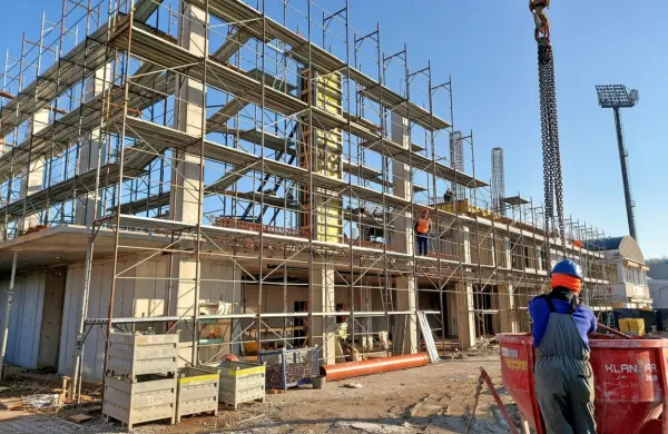 Gradbince najbolj skrbijo podražitve in zamude pri javnih naročilih, ki so posledica težav z dobavo materialom.