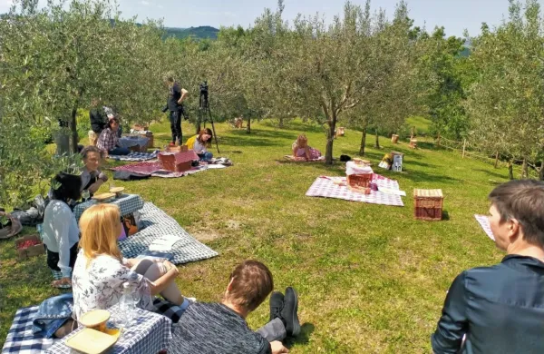 Sestri Peresin sta domiselno rešili to, kako gostom zagotoviti obed 
na prostem.