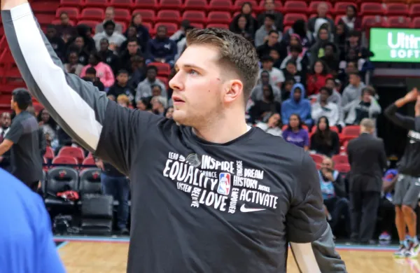 Najboljši posameznik Dallasa in tekme v Staples Centru je bil 
mladi slovenski zvezdnik Dončić, ki je zbral 46 točk, 14 podaj in 
sedem skokov. 