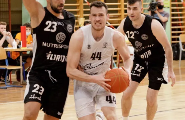 Domačin Gašper Jordan Rojko (št 44) v boju z Mensudom 
Julovićem