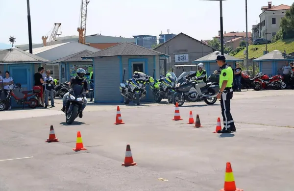 Prometni policisti so  motoristom  dali napotke za varno vožnjo.