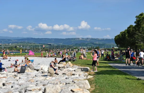 Novi obmorski park je konec tedna privabil številne obiskovalce. 
Foto vir: arhiv MOK