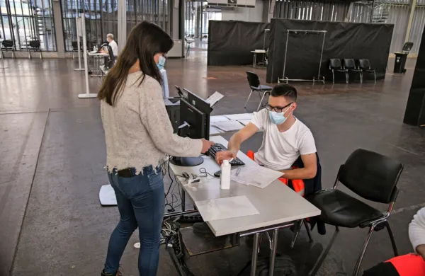 V ponedeljek ob 3048 testiranjih potrdili 220 okužb