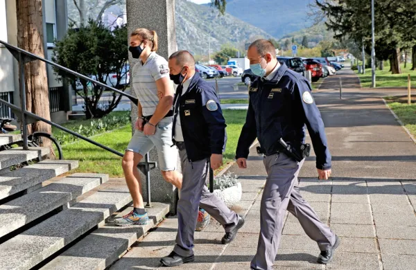 

Danjel Peternelj (levo) je zaradi poskusa uboja maminega partnerja v priporu od lanskega decembra.