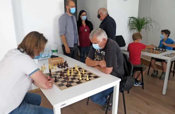 Ena od stalnic v mestni dnevni sobi pr'Golitu                                                                                                                                                                                                                               bo šahovska igra z 
mojstrom Silvom Kovačem.