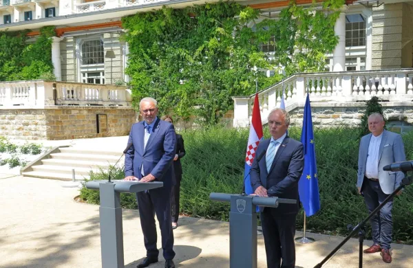 Z leve: notranja ministra  Hrvaške in Slovenije, Davor Božinović in 
Aleš Hojs.  