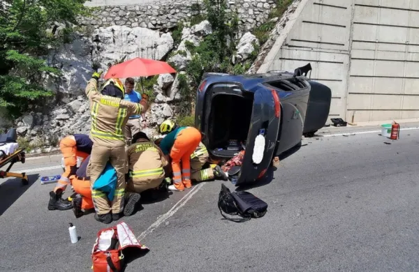 Prvo pomoč je voznici nudil zdravnik, ki se je po naključju znašel 
v bližini, nato so nadaljevali gasilci in sežanski reševalci.
