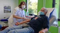 Vojtehu Dovču je  vzela kri diplomirana medicinska sestra Tanja 
Grandič, v preteklosti mu jo je tudi  njena mama Jožica Matjažič, 
ki je vse življenje delala na izolski transfuziji.