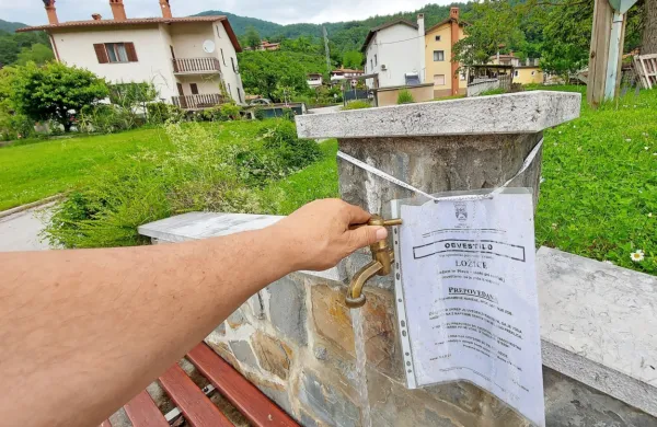 Lani Anhovo, letos sosednje Ložice: tedni in tedni brez pitne vode 
v kopalnicah in kuhinjah.