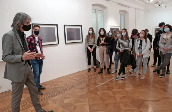 DK v galeriji loža med vodenjem po razstavi skupine koprskih gimnazijcev