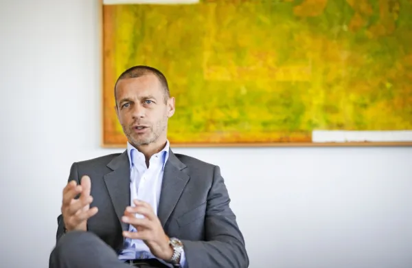 Papež Frančišek, ki je znan kot velik ljubitelja nogometa, je dan 
pred začetkom evropskega prvenstva v nogometu v Vatikanu 
sprejel predsednika Evropske nogometne zveze (Uefa) Aleksandra 
Čeferina.
