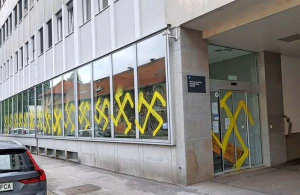 Policisti so danes ponoči obravnavali primer vandalizma, pri 
katerem je neznani storilec z rumeno barvo na pročelje stavbe 
ministrstva za kulturo narisal več kljukastih križev.