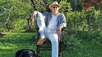Josef Winkler na fotografiji, ki jo je posnela hči Siri, pozira v slogu 
svojega trenutno najljubšega pisatelja W. Somerseta Maughama. 