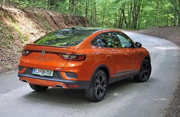 Megane conquest je tako šesti model Renaultove družine e-tech.

