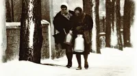 Na pot so šle mlekarice ob vsakem vremenu, niti huda tržaška burja jih ni ustavila. Levo je Magda Možina iz Gropade, desno 
Marija Marc - Froncova iz Bazovice. 