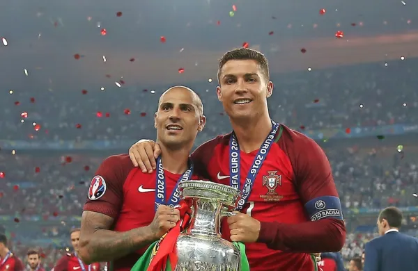 Cristiano Ronaldo (desno) se je pred petimi leti s Portugalsko 
razveselil svoje edine reprezentančne lovorike.