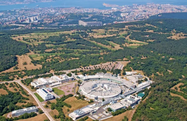 Tržaški sinhrotron (na sliki) in Instrumentation Technologies 
združujeta znanje in dolgoletne izkušnje na globalnem trgu 
pospeševalnikov osnovnih delcev.